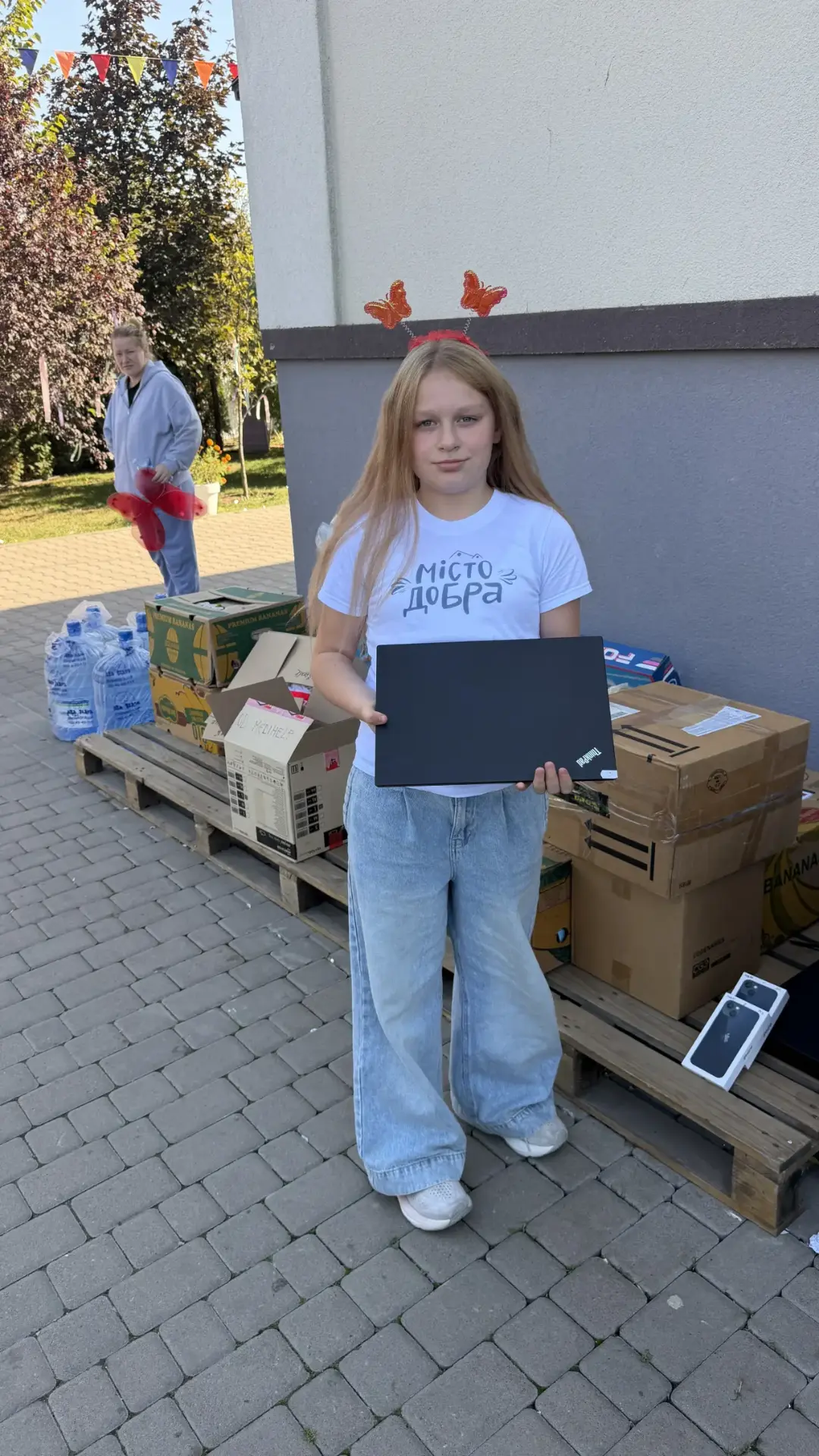 Dívka z Města dobra s notebookem ThinkPad